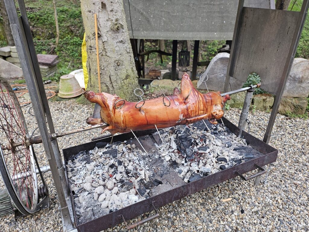 Spanferkel am Spieß beim Catering