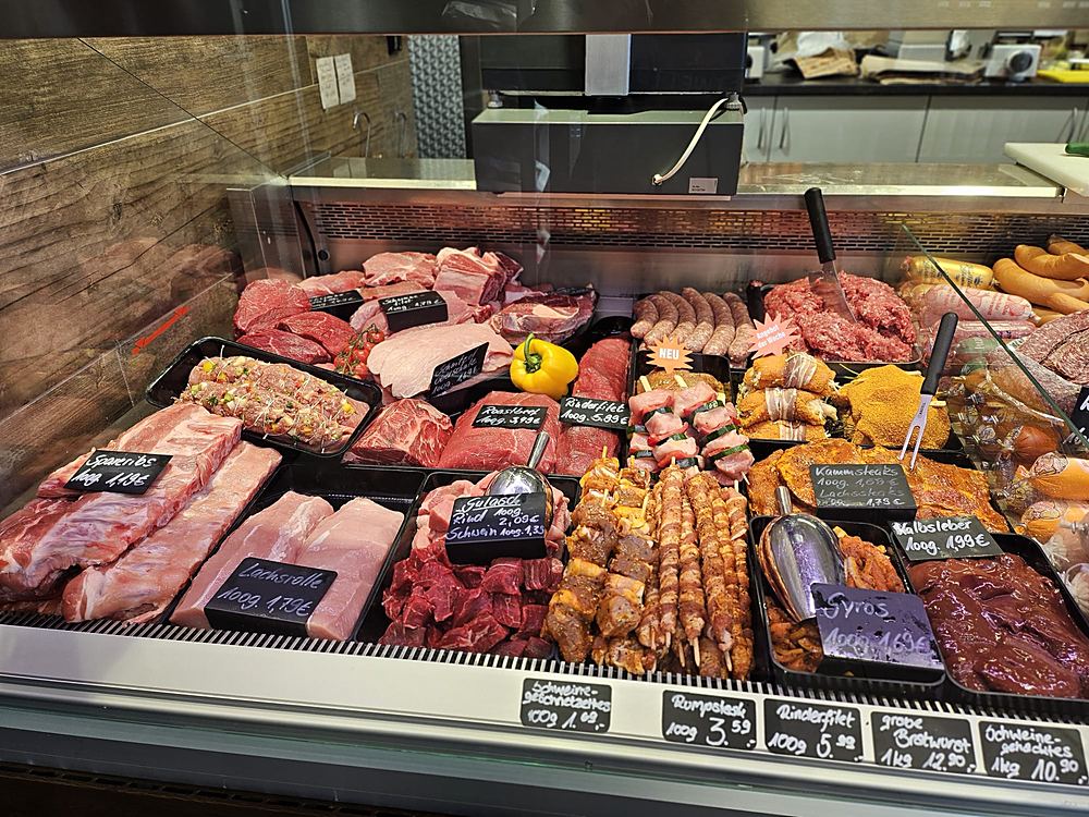 Fleisch- und Wursttheke im Regionalladen