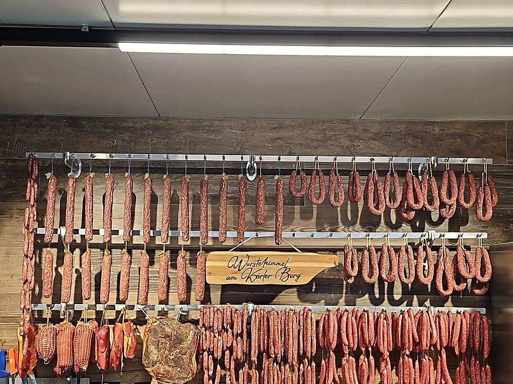 Ahle Wurscht reift in der Wurstkammer am Körler Berg