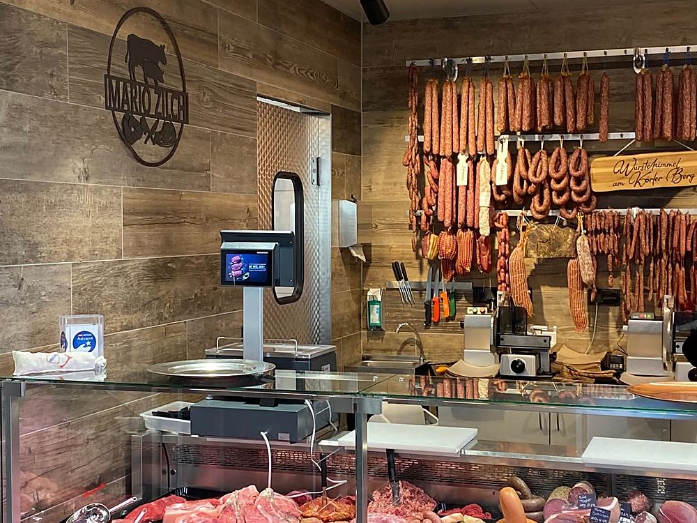 Bedientheke mit Wurstwand aus eigener Herstellung