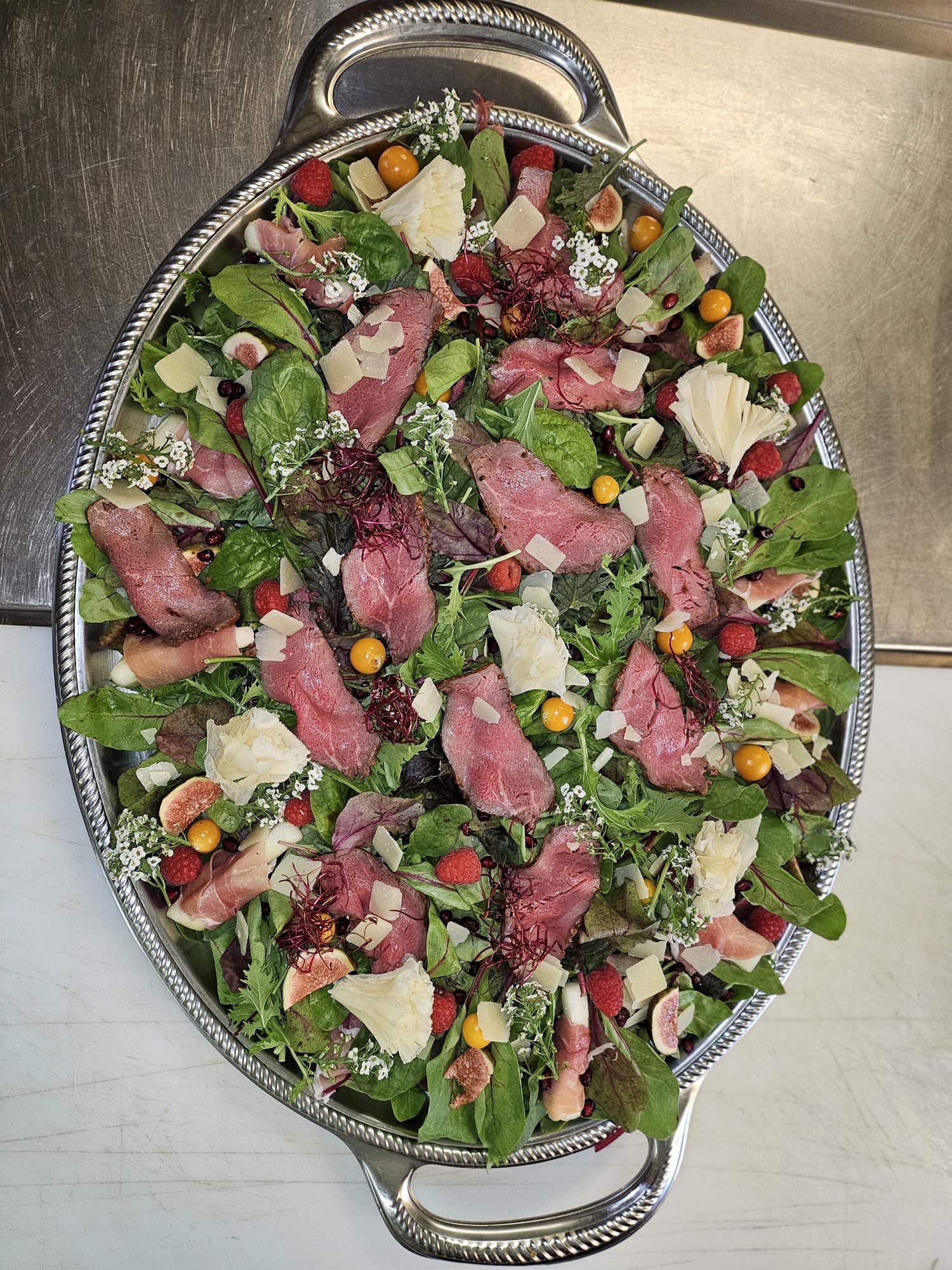 Vorspeisenplatte mit Rucola und Schinken