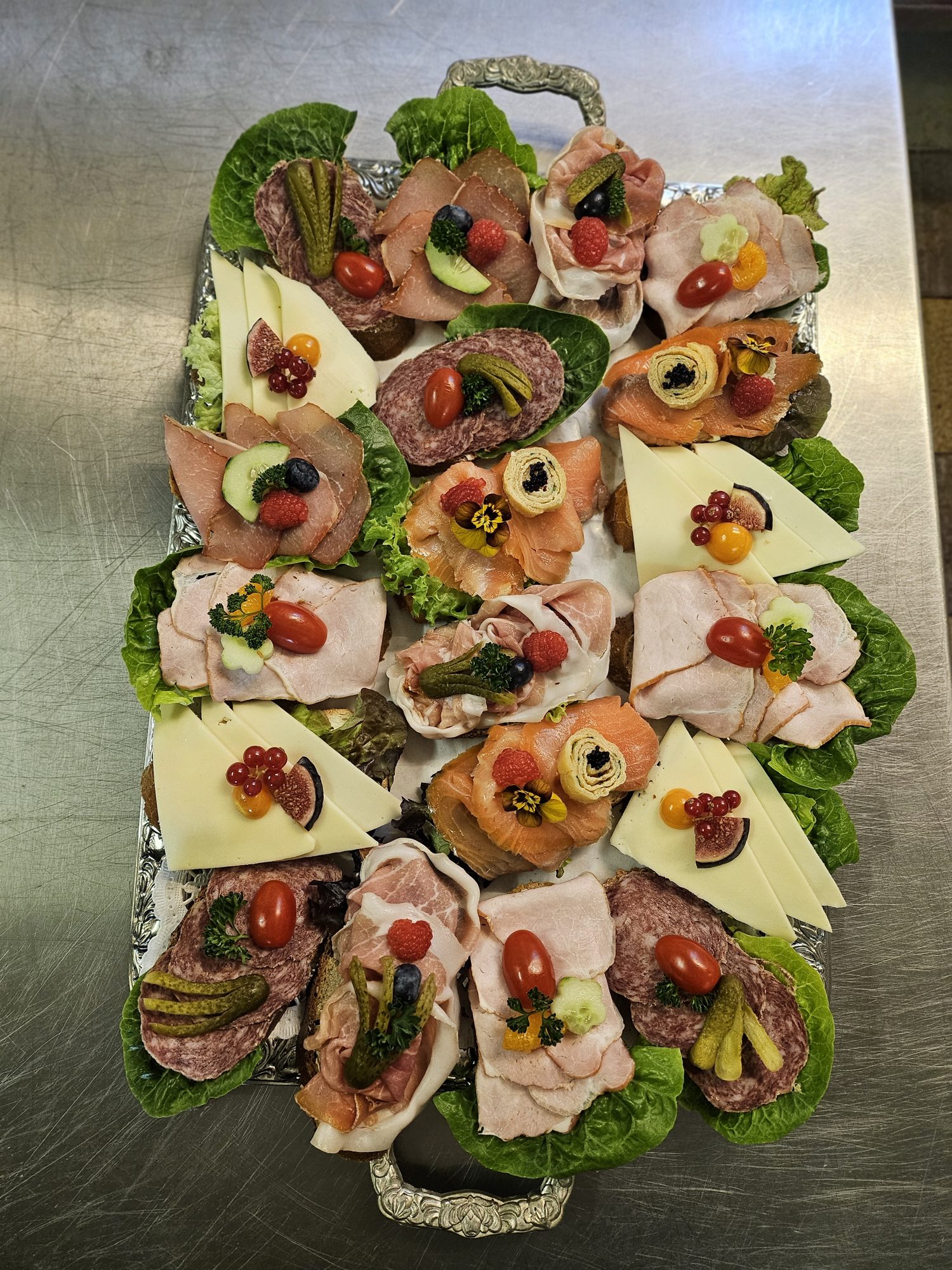 Schnitzel- und Schinkenröllchen-Platte