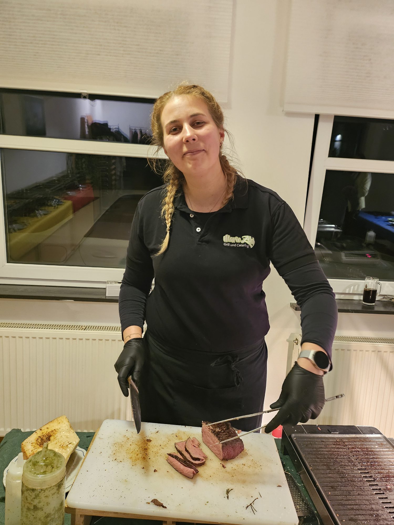 Mitarbeiterin beim Anrichten