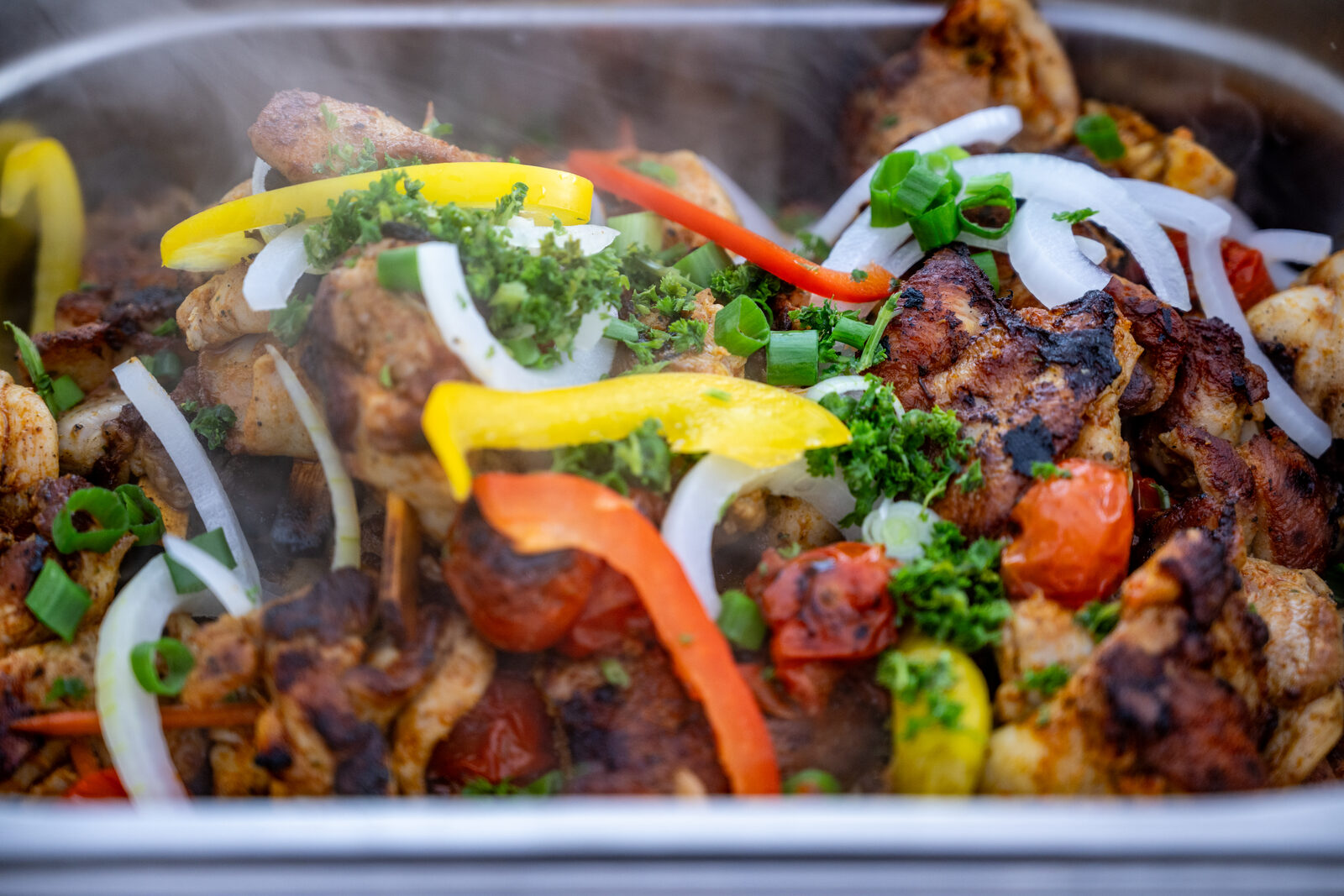 Gegrilltes Fleisch mit Paprika und Zwiebeln