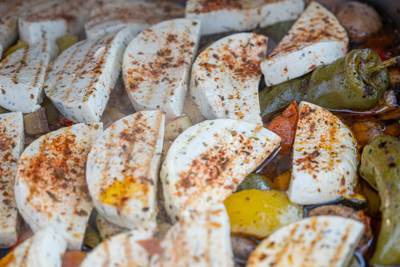 Gegrillter Grillkäse mit Gemüse