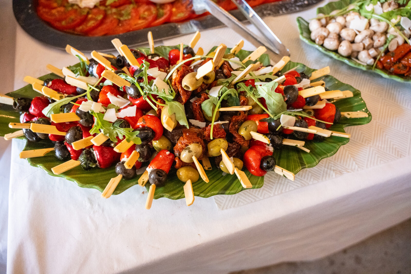 Antipasti-Spieße auf einem Bananenblatt