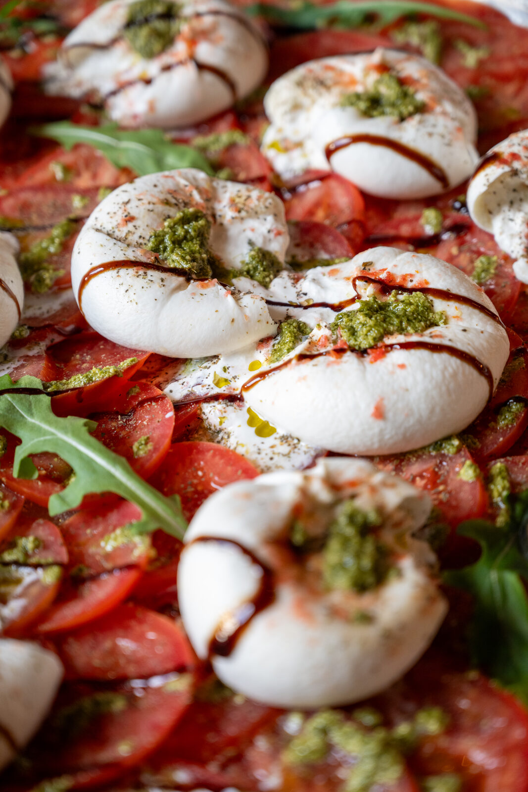 Tomate mit Burrata und Pesto