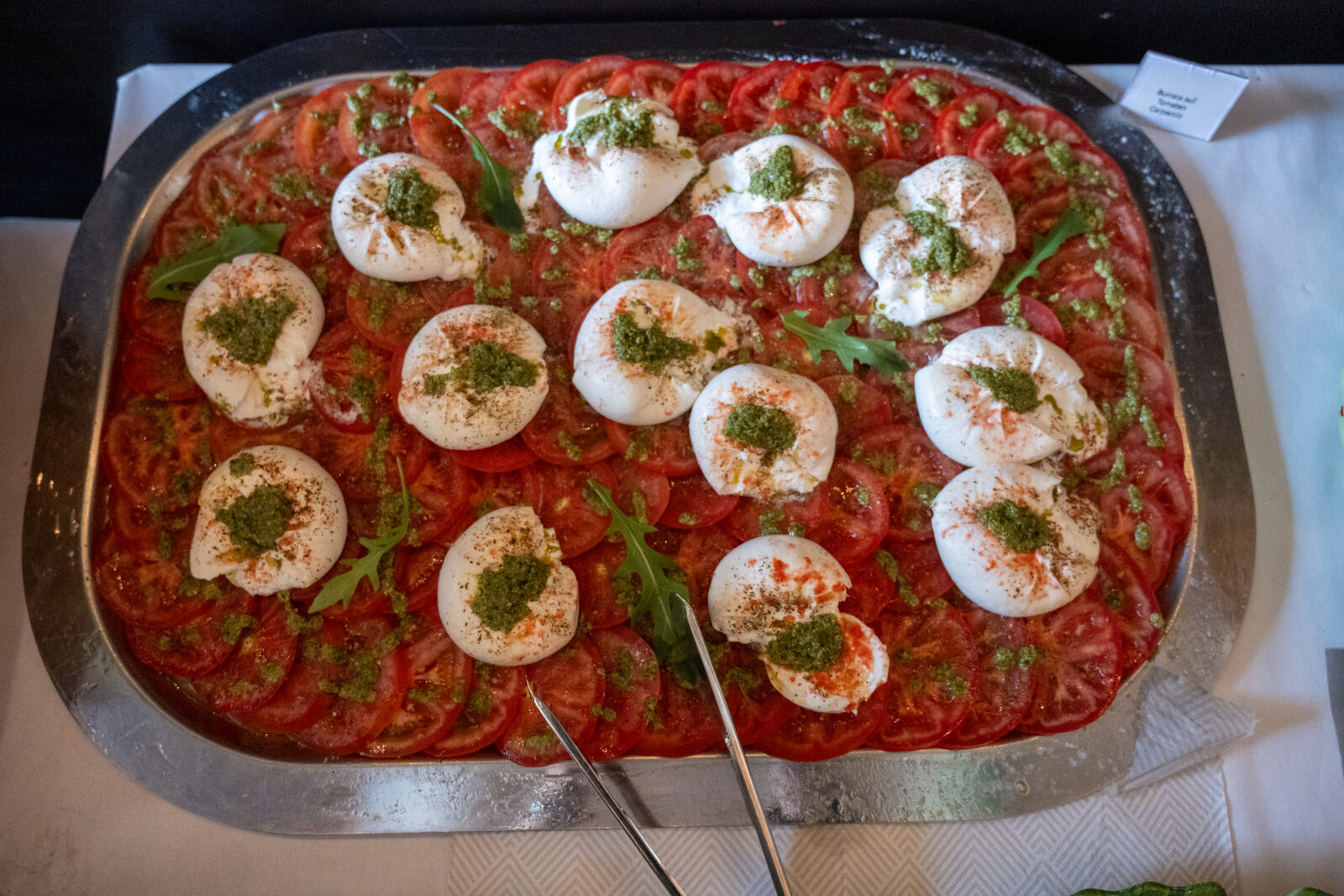 Platte mit Tomate und Mozzarella