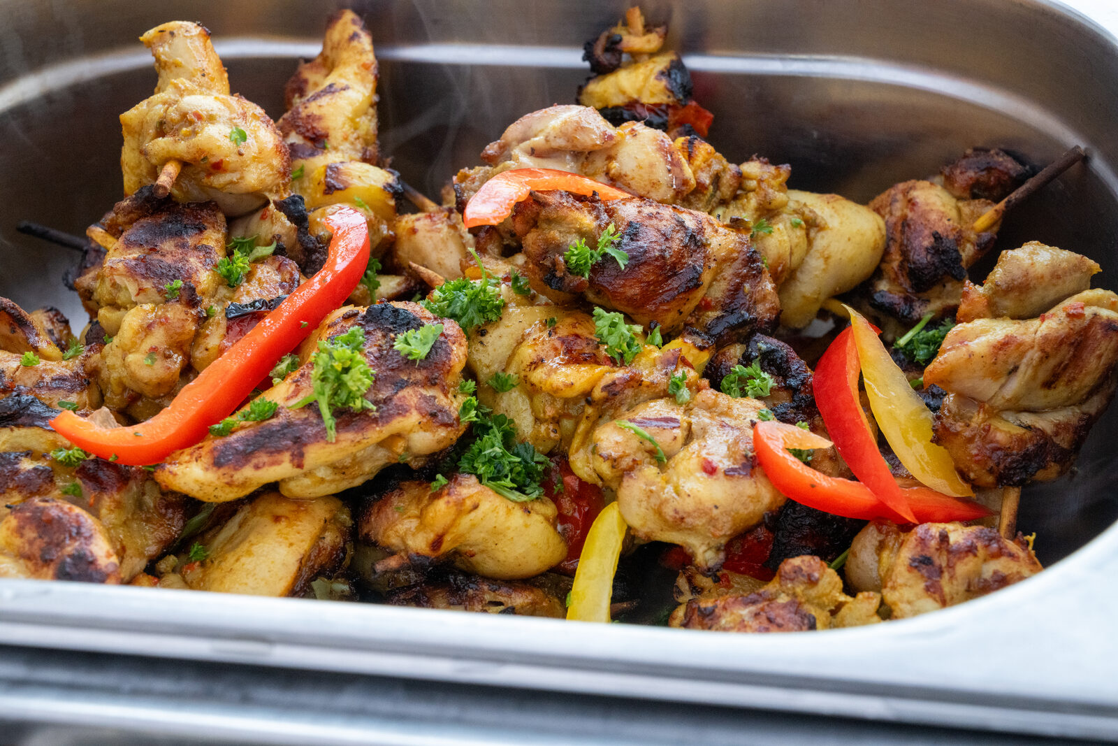 Hähnchenspieße im Chafing Dish