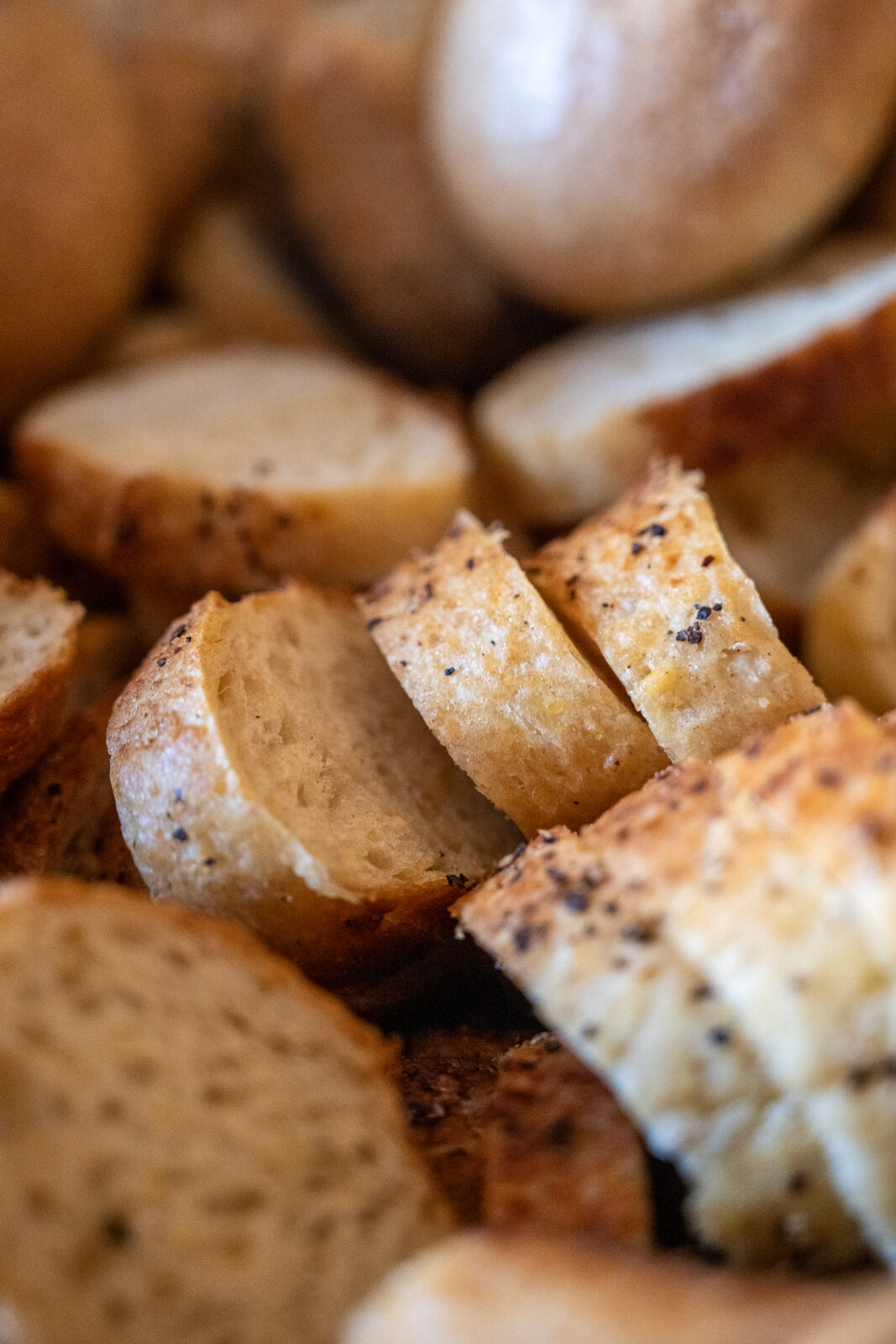 Korb mit frischem Brot