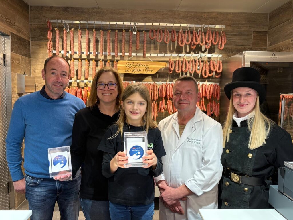 Mario Zilch mit Familie und Gästen bei der Eröffnung in Körle