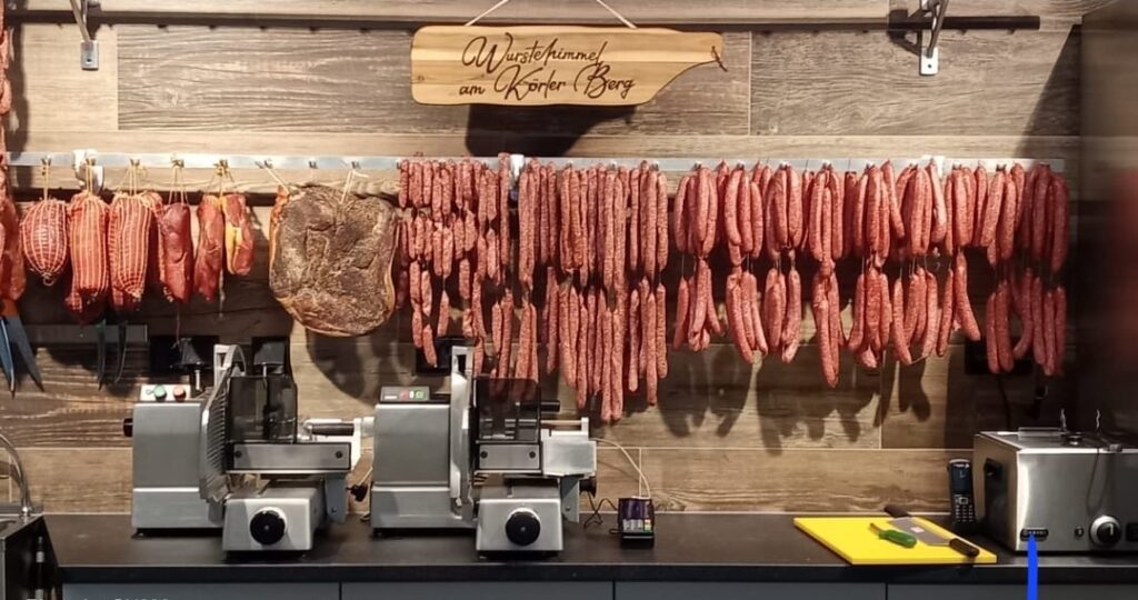 Ahle Wurscht reift in der Wurstkammer am Körler Berg