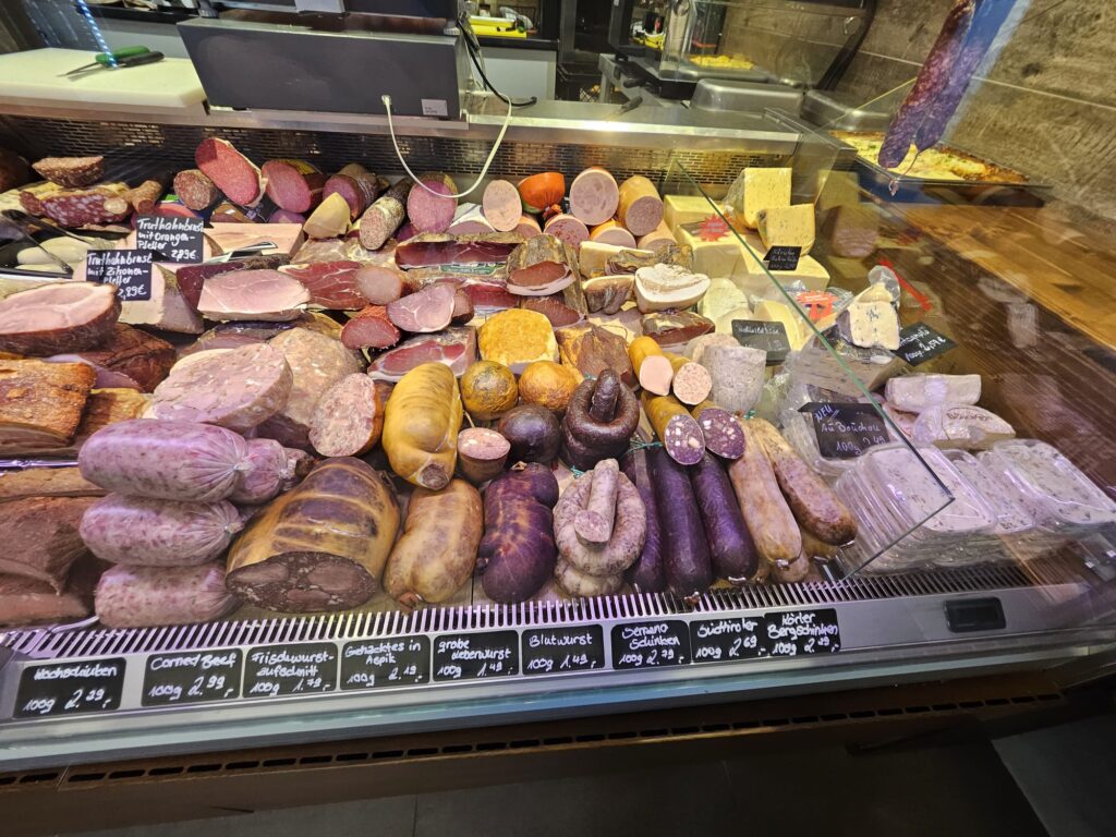 Wursttheke mit hausgemachter Wurst in der Metzgerei Mario Zilch