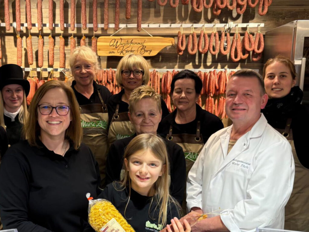 Das Team von Mario Zilch am Eröffnungstag im November 2025 vor der Wurstkammer