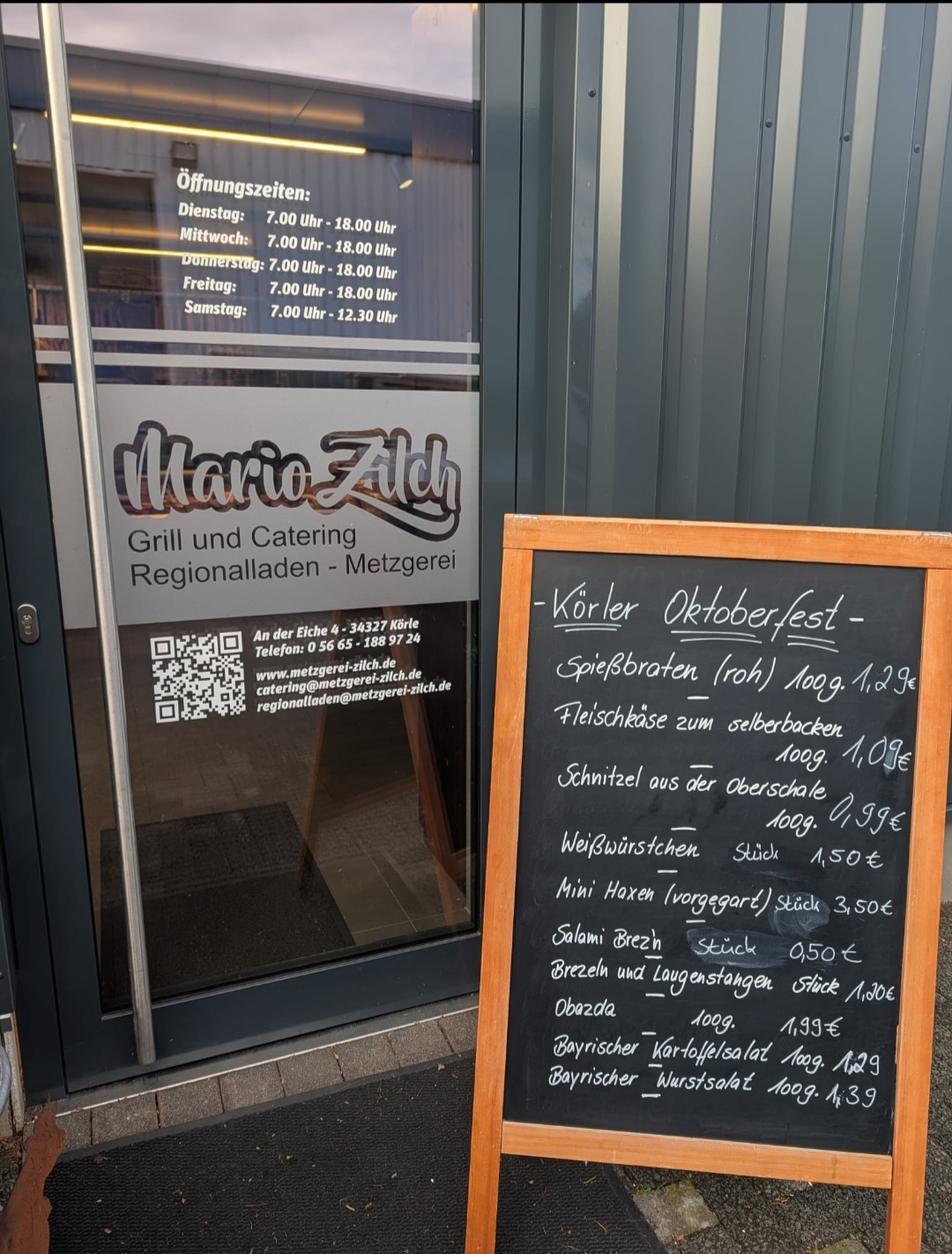 Körler Oktoberfest: Spießbraten roh 100 g 1,29 €; Fleischkäse zum Selberbacken 100 g 1,09 €; Schnitzel aus der Oberschale 100 g 0,99 €; Weißwürstchen Stück 1,50 €; Mini-Haxen vorgegart Stück 3,50 €; Salami-Brez’n Stück 0,50 €; Brezeln und Laugenstangen Stück 1,20 €; Obazda 100 g 1,99 €; Bayrischer Kartoffelsalat 100 g 1,29 €; Bayrischer Wurstsalat 100 g 1,39 €