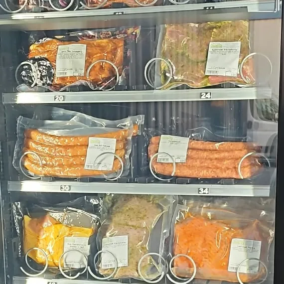 Blick in unseren Automaten: marinierte Grillsteaks und Bratwurst, vakuumverpackt