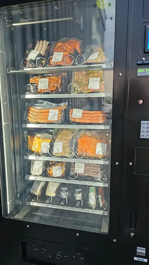 Unser Automat vor dem Regionalladen in Körle mit marinierten Steaks, Bratwurst und Gerichten im Glas