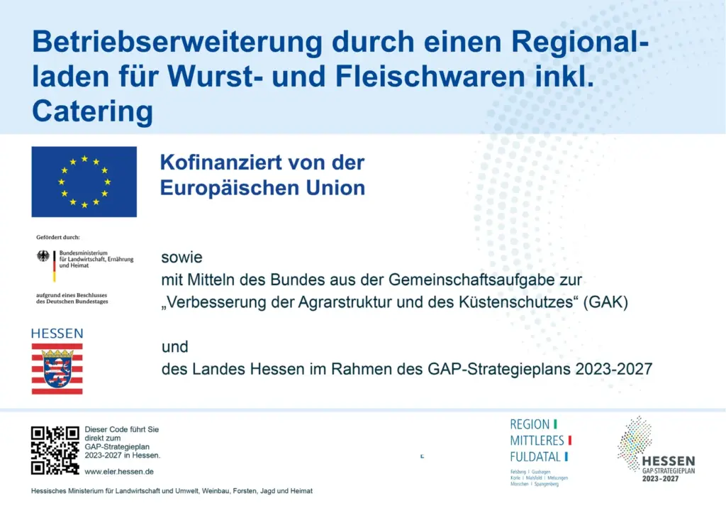 Erläuterungstafel: Betriebserweiterung durch einen Regionalladen für Wurst- und Fleischwaren inkl. Catering, kofinanziert von der Europäischen Union sowie mit Mitteln des Bundes (GAK) und des Landes Hessen im Rahmen des GAP-Strategieplans 2023–2027