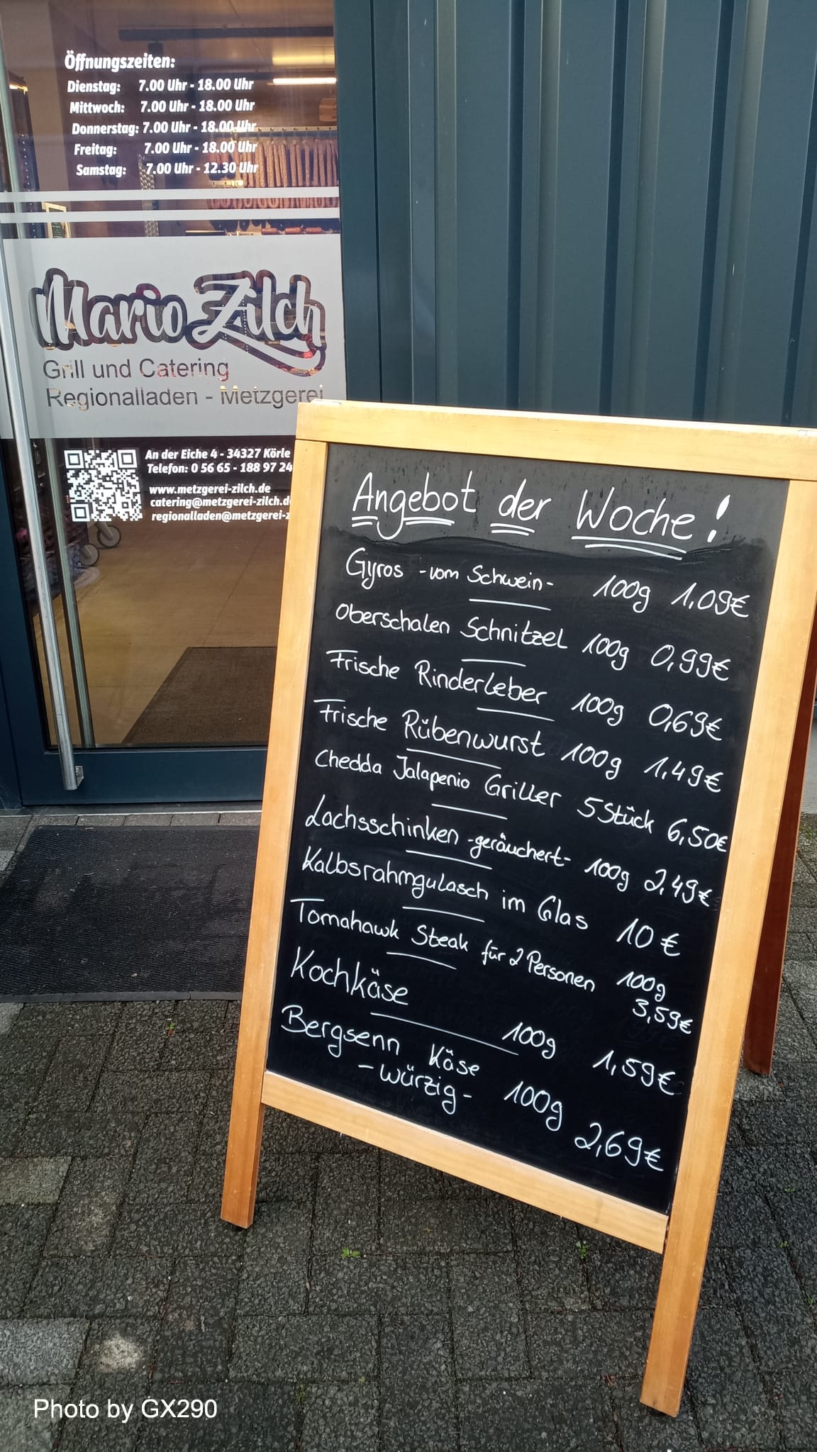 Angebot der Woche: Gyros vom Schwein 100 g 1,09 €; Oberschalen-Schnitzel 100 g 0,99 €; Frische Rinderleber 100 g 0,69 €; Frische Rübenwurst 100 g 1,49 €; Cheddar-Jalapeño-Griller 5 Stück 6,50 €; Lachsschinken geräuchert 100 g 2,49 €; Kalbsrahmgulasch im Glas je Glas 10,00 €; Tomahawk-Steak für 2 Personen 100 g 3,59 €; Kochkäse 100 g 1,59 €; Bergsenn-Käse würzig 100 g 2,69 €