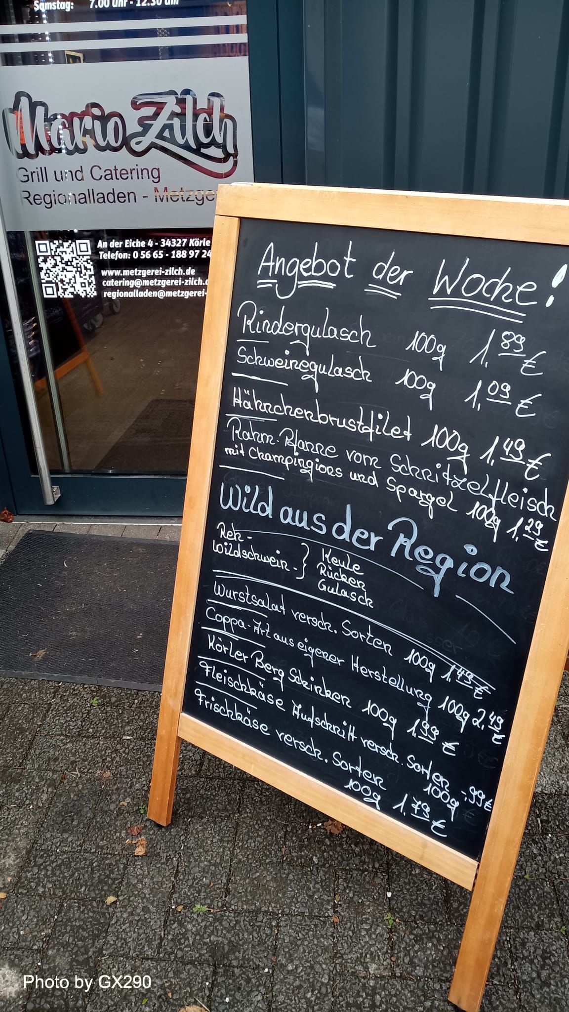 Angebot der Woche: Rindergulasch 100 g 1,89 €; Schweinegulasch 100 g 1,09 €; Hähnchenbrustfilet 100 g 1,49 €; Rahm-Pfanne vom Schnitzelfleisch mit Champignons und Spargel 100 g 1,29 €; Wurstsalat, versch. Sorten 100 g 1,49 €; Coppa-Art aus eigener Herstellung 100 g 2,49 €; Körler Berg Schinken 100 g 1,99 €; Fleischkäse-Aufschnitt, versch. Sorten 100 g 0,99 €; Frischkäse, versch. Sorten 100 g 1,79 €; Wild aus der Region: Reh und Wildschwein (Keule, Rücken, Gulasch)