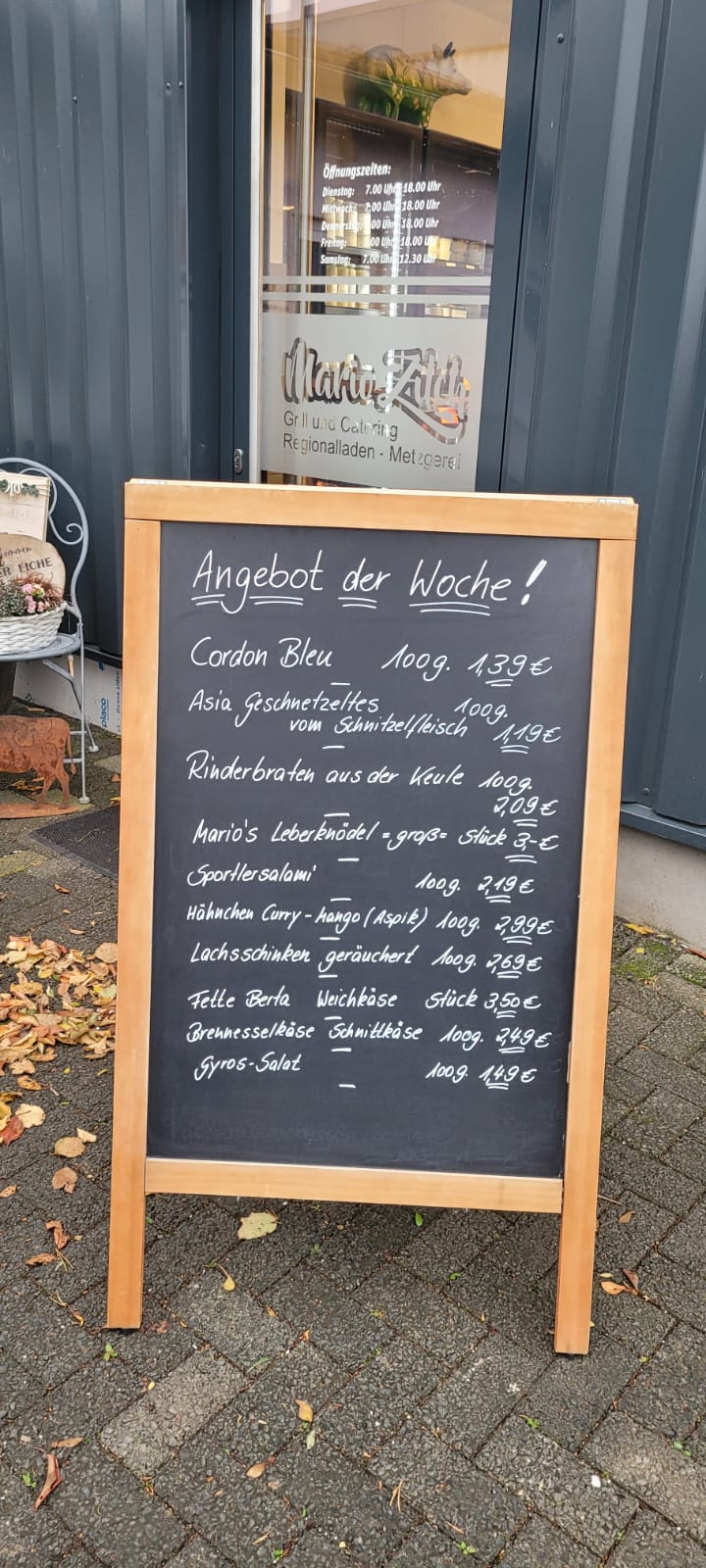 Angebot der Woche 27.10.–31.10.2026: Cordon Bleu 100 g 1,39 €; Asia-Geschnetzeltes vom Schnitzelfleisch 100 g 1,19 €; Rinderbraten aus der Keule 100 g 2,09 €; Marios Leberknödel groß Stück 3,00 €; Sportlersalami 100 g 2,19 €; Hähnchen Curry-Mango (Aspik) 100 g 2,99 €; Lachsschinken geräuchert 100 g 2,69 €; Fette Berta Weichkäse Stück 3,50 €; Brennnesselkäse Schnittkäse 100 g 2,49 €; Gyros-Salat 100 g 1,49 €
