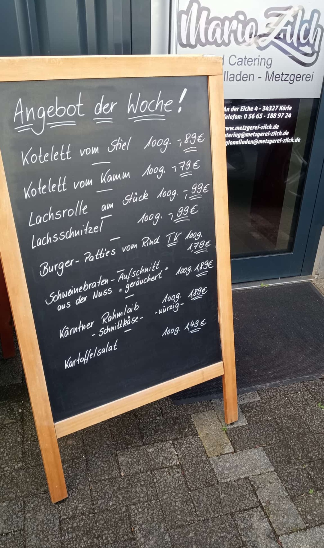 Angebot der Woche: Kotelett vom Stiel 100 g 0,89 €; Kotelett vom Kamm 100 g 0,79 €; Lachsrolle am Stück 100 g 0,99 €; Lachsschnitzel 100 g 0,99 €; Burger-Patties vom Rind, TK 100 g 1,79 €; Schweinebraten-Aufschnitt aus der Nuss, geräuchert 100 g 1,89 €; Kärntner Rahmlaib Schnittkäse, würzig 100 g 1,89 €; Kartoffelsalat 100 g 1,49 €